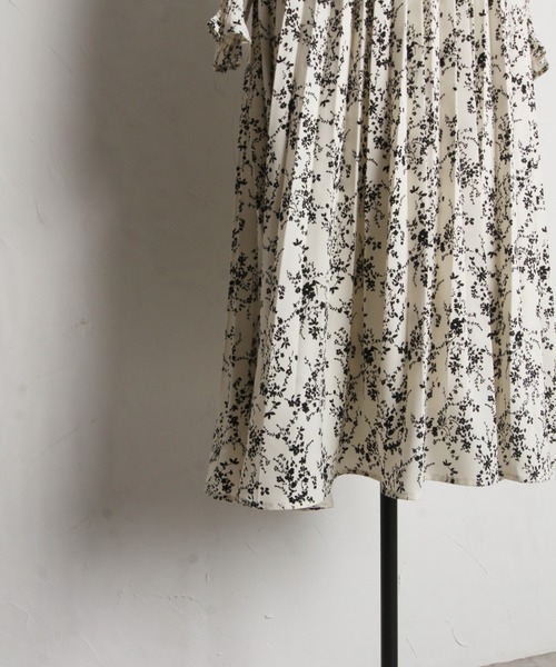 パール付きフラワープリントシャーリングギャザープリーツワンピース（ワンピース）｜tocco closet（トッコ クローゼット）