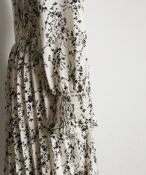 パール付きフラワープリントシャーリングギャザープリーツワンピース（ワンピース）｜tocco closet（トッコ クローゼット）