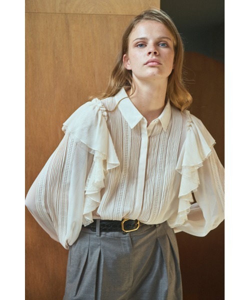 Estella.K(エステラケー)の「Loliana Blouse ラッフルレースピンタックBL(シャツ/ブラウス・レディース・オフホワイト/ブラック/モーブ系・FREE)」の4枚目の写真