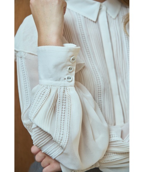 Estella.K(エステラケー)の「Loliana Blouse ラッフルレースピンタックBL(シャツ/ブラウス・レディース・オフホワイト/ブラック/モーブ系・FREE)」の13枚目の写真