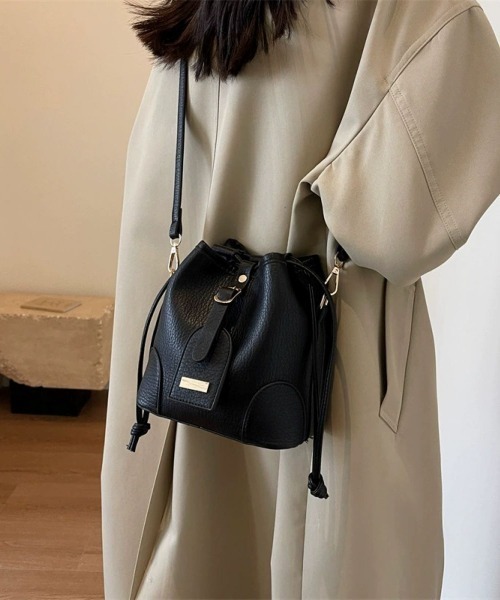 LETee（レティー）の「ころんとした巾着フォルムが可愛い！毎日使いたくなる上品ショルダーバッグ（ショルダーバッグ・レディース・ブラック/アイボリー/ブラウン・FREE）」の2枚目の写真