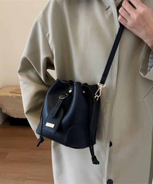 LETee（レティー）の「ころんとした巾着フォルムが可愛い！毎日使いたくなる上品ショルダーバッグ（ショルダーバッグ・レディース・ブラック/アイボリー/ブラウン・FREE）」の5枚目の写真