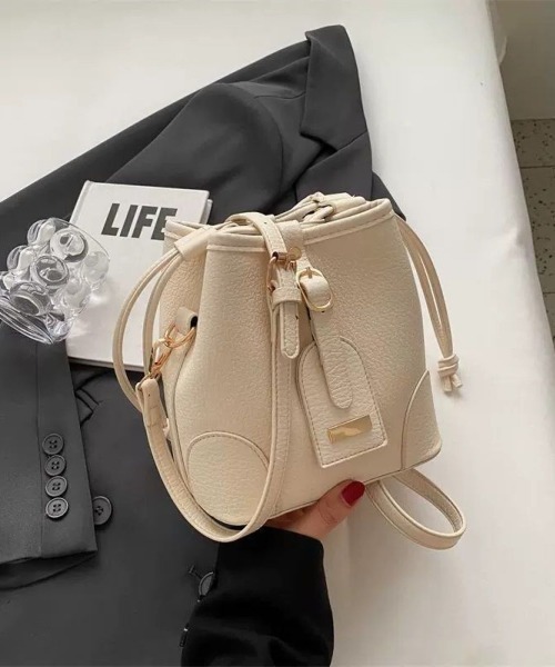 LETee（レティー）の「ころんとした巾着フォルムが可愛い！毎日使いたくなる上品ショルダーバッグ（ショルダーバッグ・レディース・ブラック/アイボリー/ブラウン・FREE）」の7枚目の写真