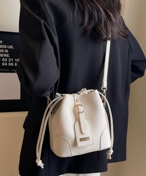 LETee（レティー）の「ころんとした巾着フォルムが可愛い！毎日使いたくなる上品ショルダーバッグ（ショルダーバッグ・レディース・ブラック/アイボリー/ブラウン・FREE）」の8枚目の写真