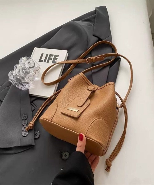 LETee（レティー）の「ころんとした巾着フォルムが可愛い！毎日使いたくなる上品ショルダーバッグ（ショルダーバッグ・レディース・ブラック/アイボリー/ブラウン・FREE）」の10枚目の写真