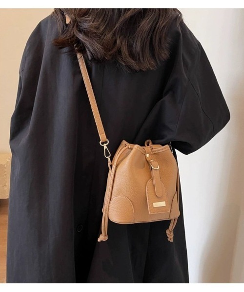 LETee（レティー）の「ころんとした巾着フォルムが可愛い！毎日使いたくなる上品ショルダーバッグ（ショルダーバッグ・レディース・ブラック/アイボリー/ブラウン・FREE）」の11枚目の写真