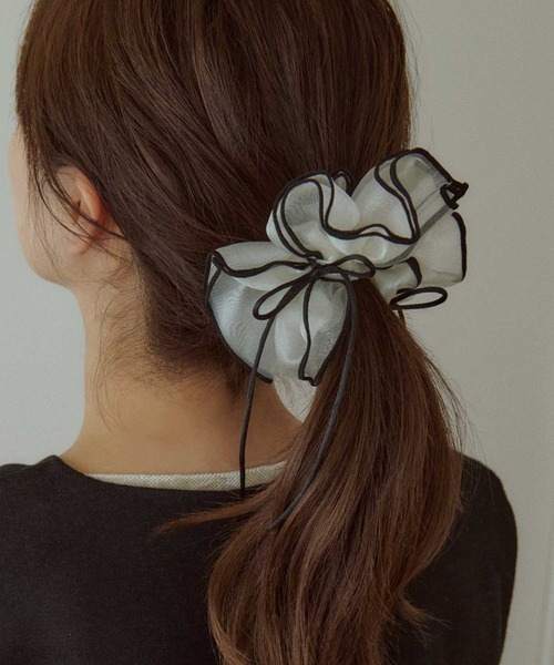 GOLDY（ゴールディ）の「リボン ハング パイピング シュシュ（シュシュ・レディース・オフホワイト/ライトブラウン/ブラック/ワイン/ベージュ・FREE）」の2枚目の写真