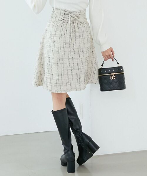 MAJESTIC LEGON（マジェスティックレゴン）の「【丈が選べる/スタイルアップが叶う】バックレースアップフレアスカート（スカート・レディース・ホワイト系その他2/グレー/オフホワイト/ブラック系その他3/ブラック系その他2/ブラック/ブラック系その他/ホワイト系その他/グレー系その他/アイボリー/ホワイト系その他3/A/ダークブラウン/ブラウン/ブラウン系その他2/ホワイト系その他4/B/ブラウン系その他5・MEDIUM/SMALL）」の6枚目の写真