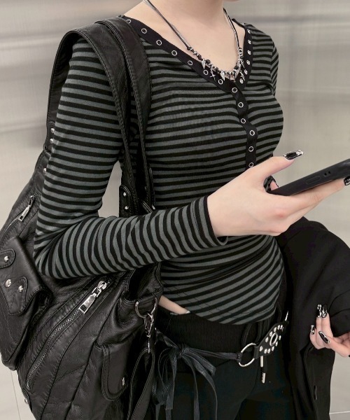 Never mind the XU / Chikashitsu+(ネバーマインド ザ エックスユー / チカシツプラス)の「【nmtc+】v neck border long sleeve T / 【エヌエムティーシープラス】ブイネックボーダー長袖Tシャツ(Tシャツ/カットソー・レディース・ホワイト×ブラック/チャコールグレー×ブラック・ONE SIZE)」の17枚目の写真