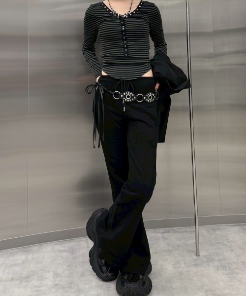 Never mind the XU / Chikashitsu+(ネバーマインド ザ エックスユー / チカシツプラス)の「【nmtc+】v neck border long sleeve T / 【エヌエムティーシープラス】ブイネックボーダー長袖Tシャツ(Tシャツ/カットソー・レディース・ホワイト×ブラック/チャコールグレー×ブラック・ONE SIZE)」の5枚目の写真