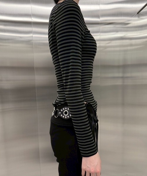 Never mind the XU / Chikashitsu+(ネバーマインド ザ エックスユー / チカシツプラス)の「【nmtc+】v neck border long sleeve T / 【エヌエムティーシープラス】ブイネックボーダー長袖Tシャツ(Tシャツ/カットソー・レディース・ホワイト×ブラック/チャコールグレー×ブラック・ONE SIZE)」の10枚目の写真