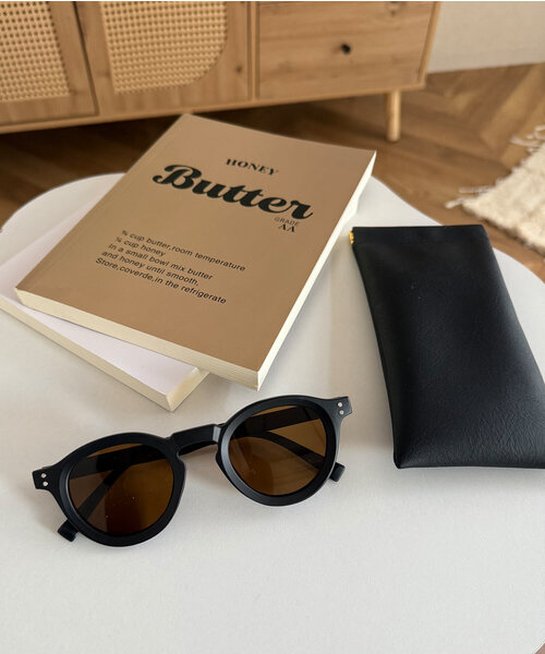 KOBE LETTUCE（コウベレタス）の「[ 春名亜美さんセレクト ]選べるフレームファッショングラス（サングラス・レディース・ブラウン系/ブラック×ブルー/ブラック×ブラック/ブラック系1/ブラック系・FREE）」の4枚目の写真