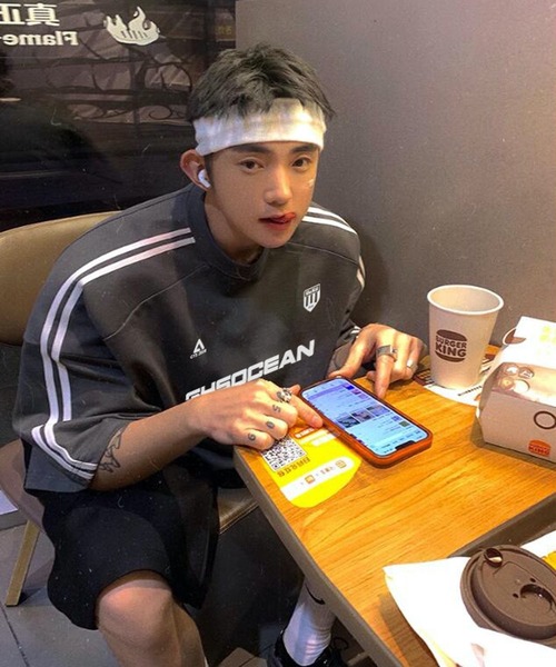 CERCA(チェルカ)の「【NOWLE】ライン柄 スポーティー ビッグ ゲームシャツ/サッカーシャツ(Tシャツ/カットソー・メンズ・グレー/ネイビー・LARGE/X-LARGE)」の15枚目の写真