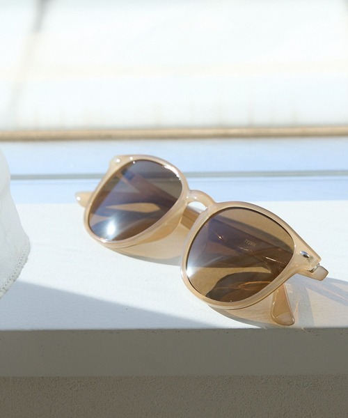 Andemiu（アンデミュウ）の「ボストンUVサングラス323778（サングラス・レディース・ベージュ/グレー/ブラウン/ブラック・FREE）」の4枚目の写真