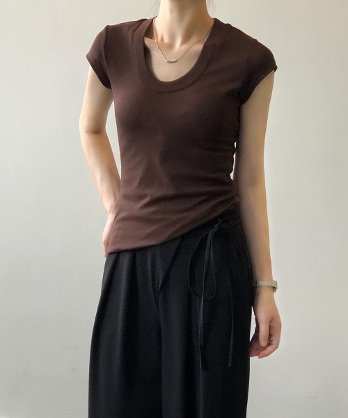 FAVORITO(ファヴォリート)の「Uネック半袖TEE(Tシャツ/カットソー・レディース・ブラウン/ベージュ/ホワイト/ブラック・M/L)」の4枚目の写真