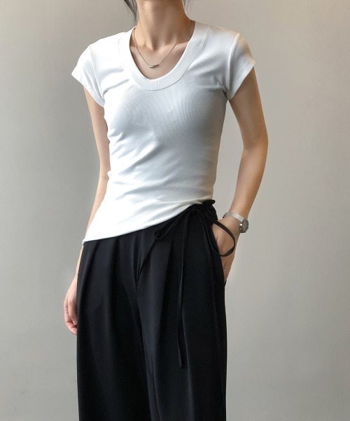 FAVORITO(ファヴォリート)の「Uネック半袖TEE(Tシャツ/カットソー・レディース・ブラウン/ベージュ/ホワイト/ブラック・M/L)」の1枚目の写真