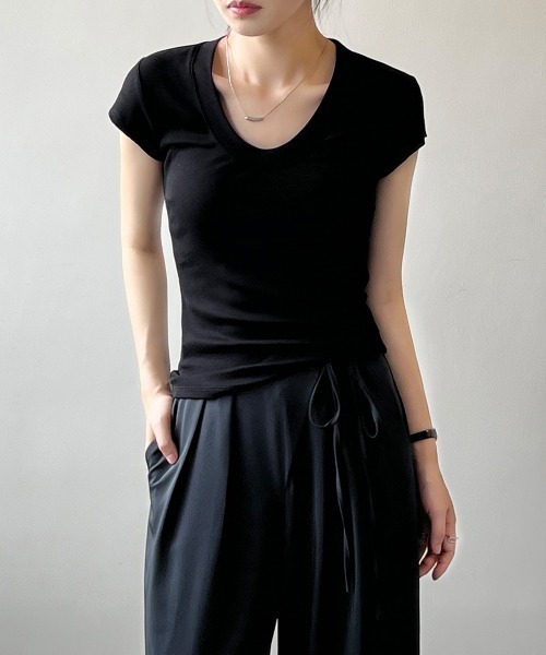 FAVORITO(ファヴォリート)の「Uネック半袖TEE(Tシャツ/カットソー・レディース・ブラウン/ベージュ/ホワイト/ブラック・M/L)」の3枚目の写真