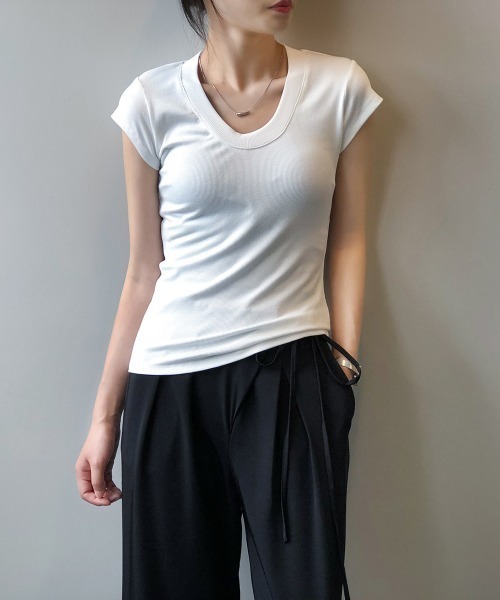 FAVORITO(ファヴォリート)の「Uネック半袖TEE(Tシャツ/カットソー・レディース・ブラウン/ベージュ/ホワイト/ブラック・M/L)」の5枚目の写真
