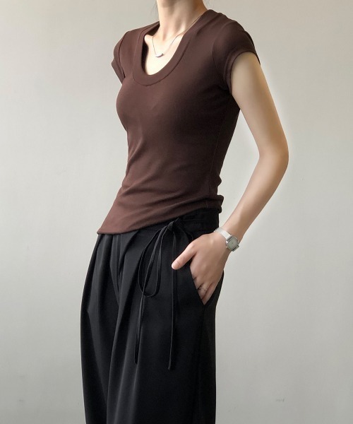 FAVORITO(ファヴォリート)の「Uネック半袖TEE(Tシャツ/カットソー・レディース・ブラウン/ベージュ/ホワイト/ブラック・M/L)」の9枚目の写真