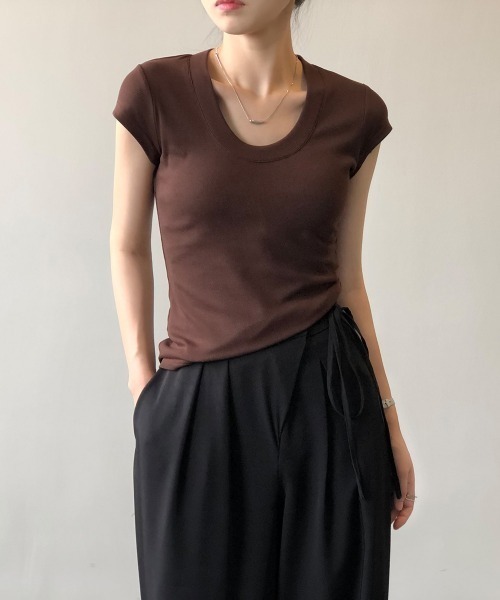 FAVORITO(ファヴォリート)の「Uネック半袖TEE(Tシャツ/カットソー・レディース・ブラウン/ベージュ/ホワイト/ブラック・M/L)」の8枚目の写真