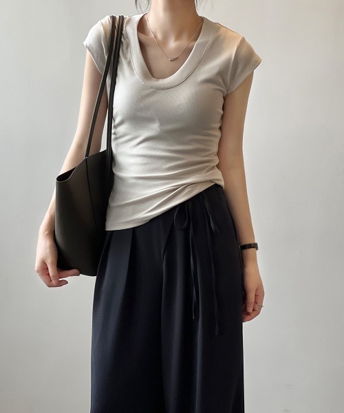 FAVORITO(ファヴォリート)の「Uネック半袖TEE(Tシャツ/カットソー・レディース・ブラウン/ベージュ/ホワイト/ブラック・M/L)」の10枚目の写真