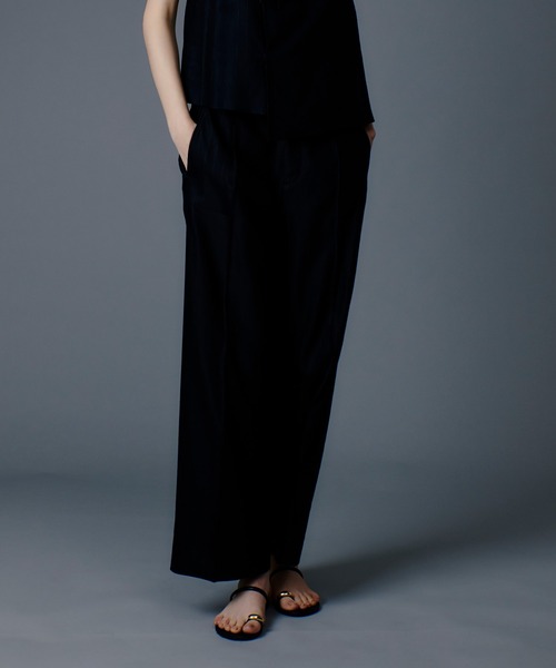 allureville(アルアバイル)の「NALYAストレッチパンツ(その他パンツ・レディース・ホワイト/ネイビー・1/2)」の1枚目の写真