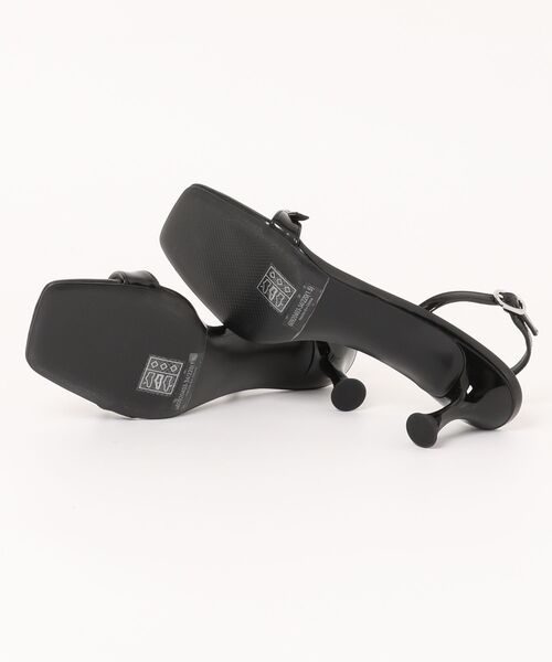 CHARLES & KEITH(チャールズ & キース)の「バックル スリングバックキトゥンヒール(サンダル・レディース・シルバー/ライトアッシュグレー/ブラック系その他7・22cm/22.5cm/23cm/23.5cm/24.5cm/25cm/25.5cm/26.5cm)」の4枚目の写真