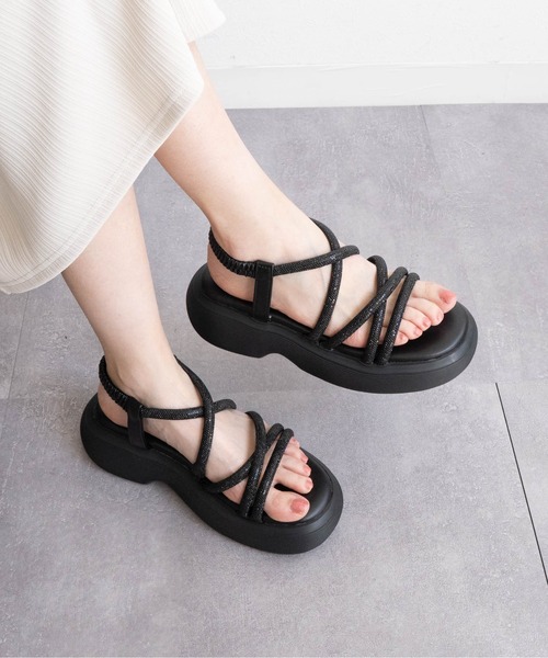 Fabby fabby(ファビィーファビィー)の「厚底ラウンドコンフォートラインストーンサンダル(サンダル・レディース・ブラック/シルバー・MEDIUM/LARGE)」の1枚目の写真