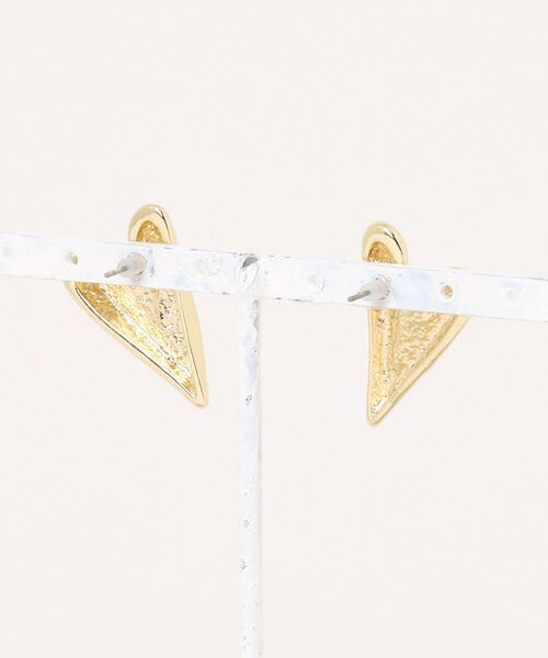 big metal london(ビッグメタルロンドン)の「【金属アレルギー対応】スタッドピアス CASSIA FOLDED HEART STUD(ピアス(両耳用)・レディース・ゴールド・FREE)」の2枚目の写真