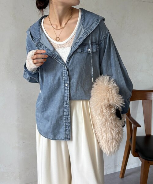 DouDou(ドゥドゥ)の「シアーデニムフーディーシャツ(シャツ/ブラウス・レディース・ブラック/ブルー・FREE)」の1枚目の写真