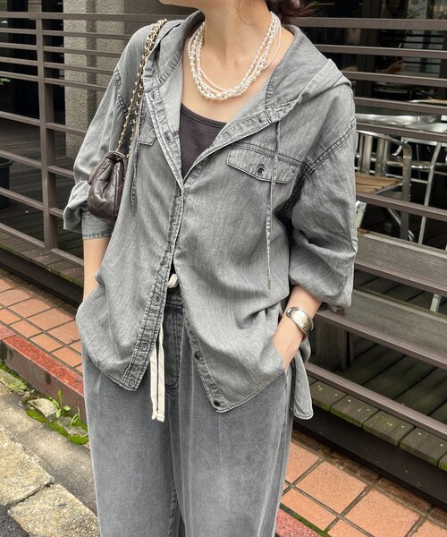 DouDou(ドゥドゥ)の「シアーデニムフーディーシャツ(シャツ/ブラウス・レディース・ブラック/ブルー・FREE)」の10枚目の写真