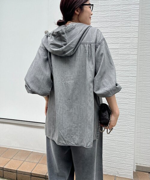 DouDou(ドゥドゥ)の「シアーデニムフーディーシャツ(シャツ/ブラウス・レディース・ブラック/ブルー・FREE)」の13枚目の写真