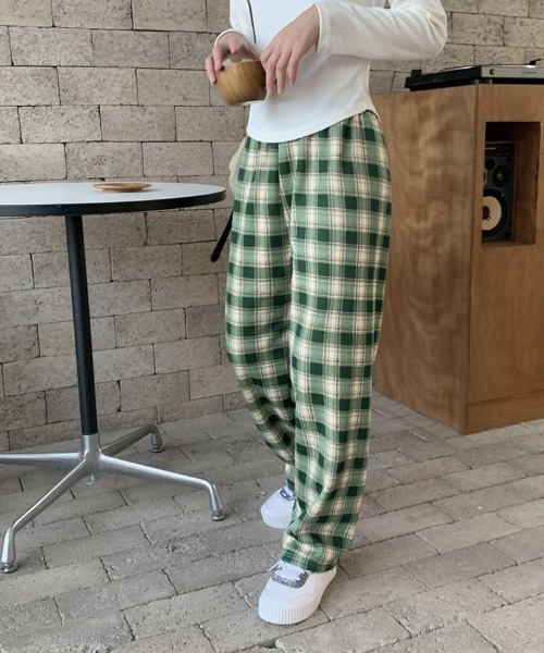 SEU(エスイーユー)の「レディース チェック柄ツイルストレートワイドパンツ 裏ボア起毛パンツ オフィスカジュアル きれいめカジュアル 韓国(その他パンツ・レディース・ブラック/ホワイト/ブラウン/ベージュ/チャコール/グリーン・フリー)」の8枚目の写真