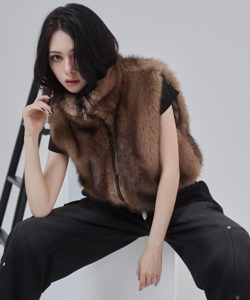 ENVYM(アンビー)の「ショート丈ダブルジップファーベスト(ベスト・レディース・グレー/ベージュ・FREE)」の21枚目の写真