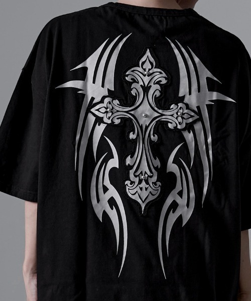 SILVER BULLET(シルバーバレット)の「『PSYCHO NATION/サイコネーション』トライバルスタッズクロスTEE(Tシャツ/カットソー・メンズ・ブラック/グレー・L/M)」の1枚目の写真