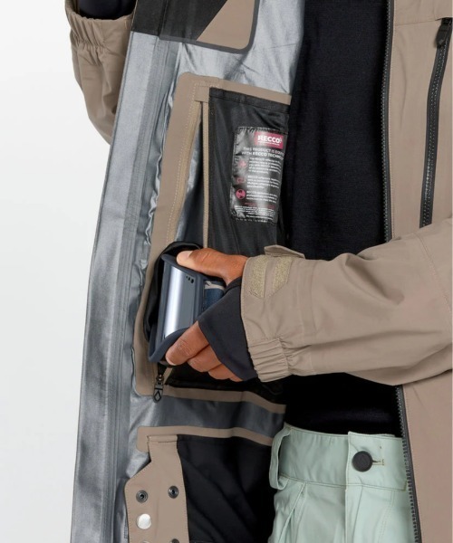 VOLCOM(ボルコム)の「【VOLCOM/ボルコム】 Mens Guch Stretch Gore Jacket /ゴアテックスストレッチスキースノーボードジャケット(その他アウター・メンズ・ベージュ系その他・MEDIUM/LARGE/X-LARGE)」の9枚目の写真