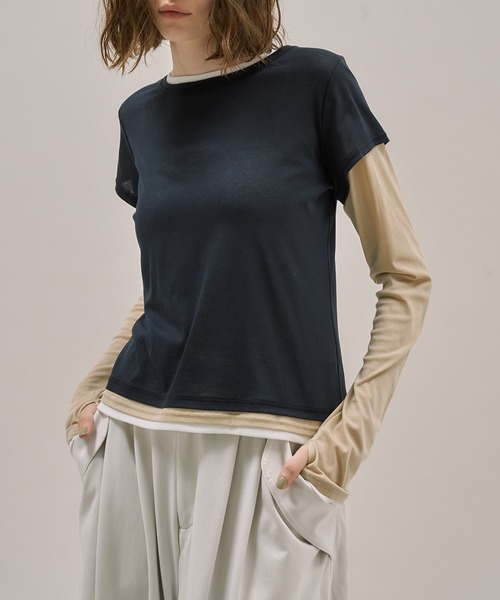 PUBLIC TOKYO(パブリックトウキョウ)の「【残りわずか】ダブルレイヤードトップス(Tシャツ/カットソー・レディース・ネイビー系/ベージュ系・FREE)」の2枚目の写真