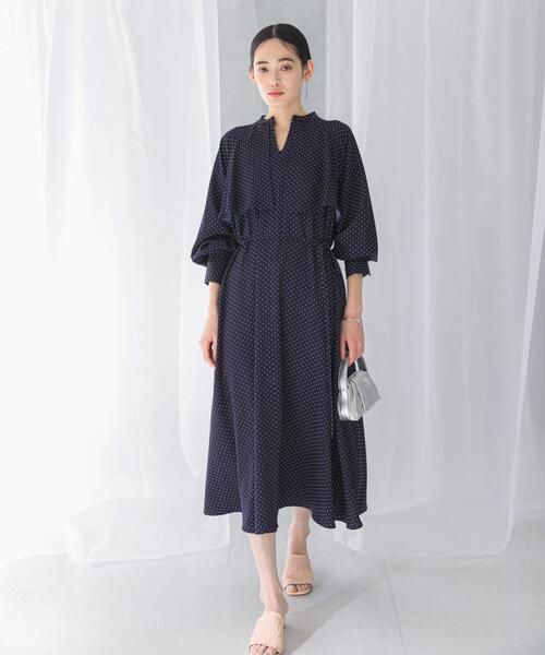 URBAN RESEARCH ROSSO WOMEN(アーバンリサーチ ロッソ)の「『WEB限定』ドットプリントケープワンピース(ワンピース・レディース・ネイビー/ブラック・FREE)」の4枚目の写真