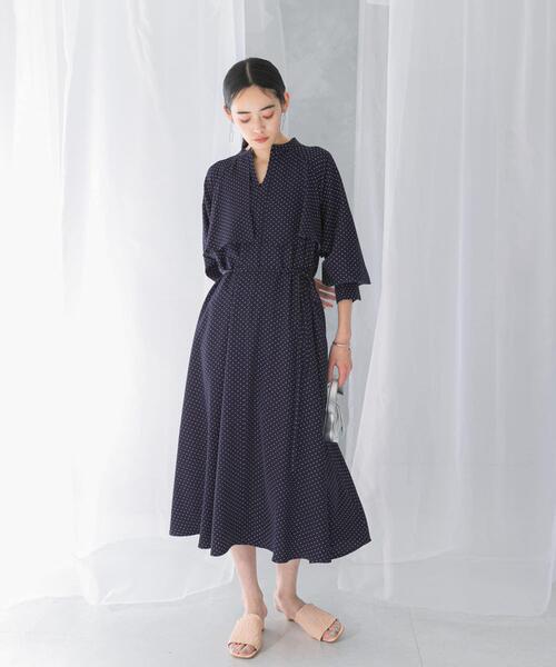 URBAN RESEARCH ROSSO WOMEN(アーバンリサーチ ロッソ)の「『WEB限定』ドットプリントケープワンピース(ワンピース・レディース・ネイビー/ブラック・FREE)」の5枚目の写真