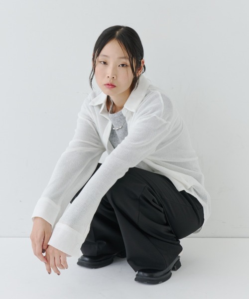 NUJOH(ヌゾ)の「Sheer Knit Shirt / シアーニットシャツ(シャツ/ブラウス・レディース・チャコールグレー/ホワイト/ブラック・FREE)」の2枚目の写真