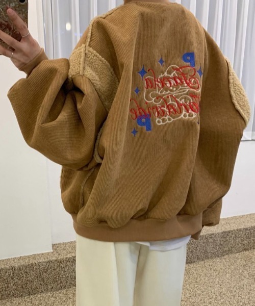 emi+(エミプラス)の「オーバーサイズバック刺繍ボア切替ブルゾン(ブルゾン・レディース・ブルー/キャメル・FREE)」の1枚目の写真