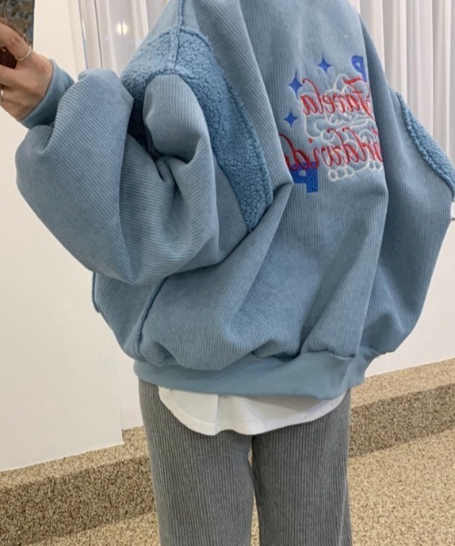 emi+(エミプラス)の「オーバーサイズバック刺繍ボア切替ブルゾン(ブルゾン・レディース・ブルー/キャメル・FREE)」の2枚目の写真