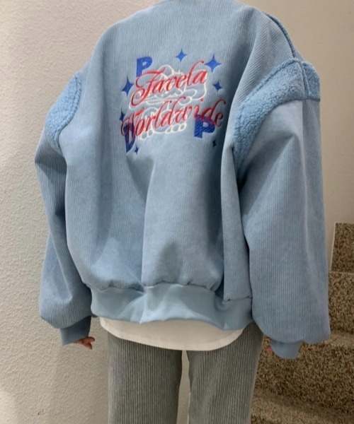 emi+(エミプラス)の「オーバーサイズバック刺繍ボア切替ブルゾン(ブルゾン・レディース・ブルー/キャメル・FREE)」の6枚目の写真