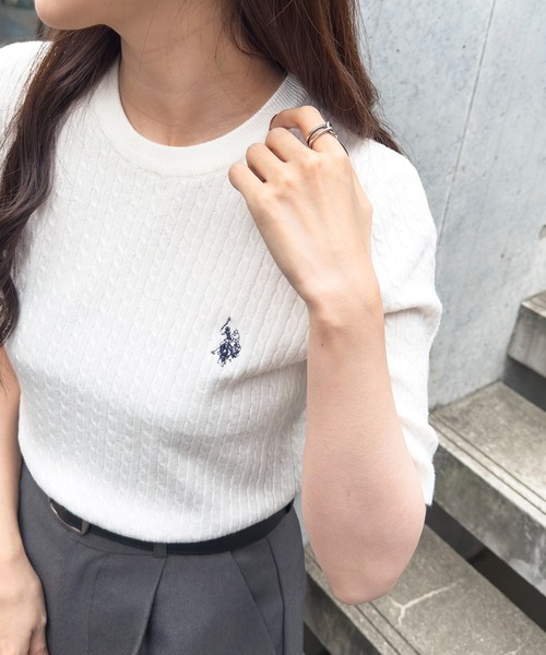 U.S. POLO ASSN.(ユーエスポロアッスン)の「【U.S. POLO ASSN.】ワンポイント刺繍 クルーネックケーブル半袖ニット(ニット/セーター・レディース・ブラック×ホワイト/ピンク/サックスブルー/ホワイト×ネイビー/イエロー/オフホワイト・M/L)」の2枚目の写真