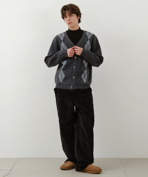 WEDNESDAY OASIS(ウェンズデーオアシス)の「クラシックアーガイルVネックニットカーディガン_CHARCOAL(WC25-KN64)(カーディガン/ボレロ・メンズ・チャコール・MEDIUM/LARGE)」の3枚目の写真