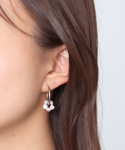 Peony(ピオニー)の「【Peony/ピオニー】/2way 淡水パール フープピアス(ピアス(両耳用)・レディース・ゴールド/シルバー・FREE)」の4枚目の写真