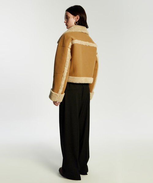 LIE MEQUE(リメーク)の「ワイドカラーシアリングジャケットベージュ(ムートンコート・レディース・Beige・OS)」の2枚目の写真