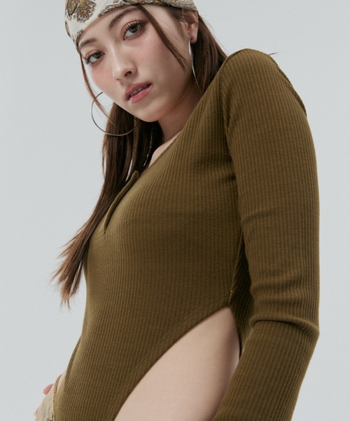 BLONDEY（ブロンディ）の「ヘンリーネックハイレグトップス（Tシャツ/カットソー・レディース・ホワイト/ブラック/カーキ・FREE）」の21枚目の写真