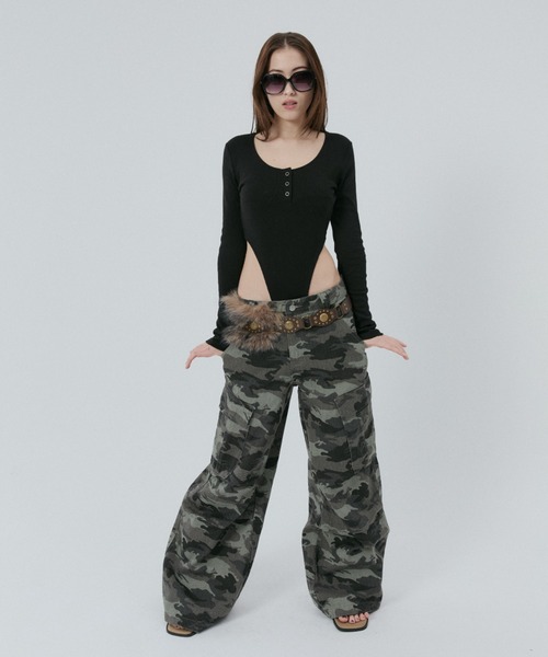 BLONDEY（ブロンディ）の「ヘンリーネックハイレグトップス（Tシャツ/カットソー・レディース・ホワイト/ブラック/カーキ・FREE）」の8枚目の写真