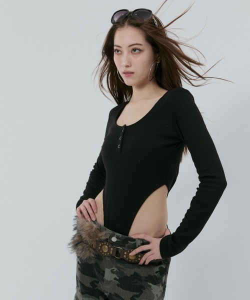 BLONDEY（ブロンディ）の「ヘンリーネックハイレグトップス（Tシャツ/カットソー・レディース・ホワイト/ブラック/カーキ・FREE）」の11枚目の写真